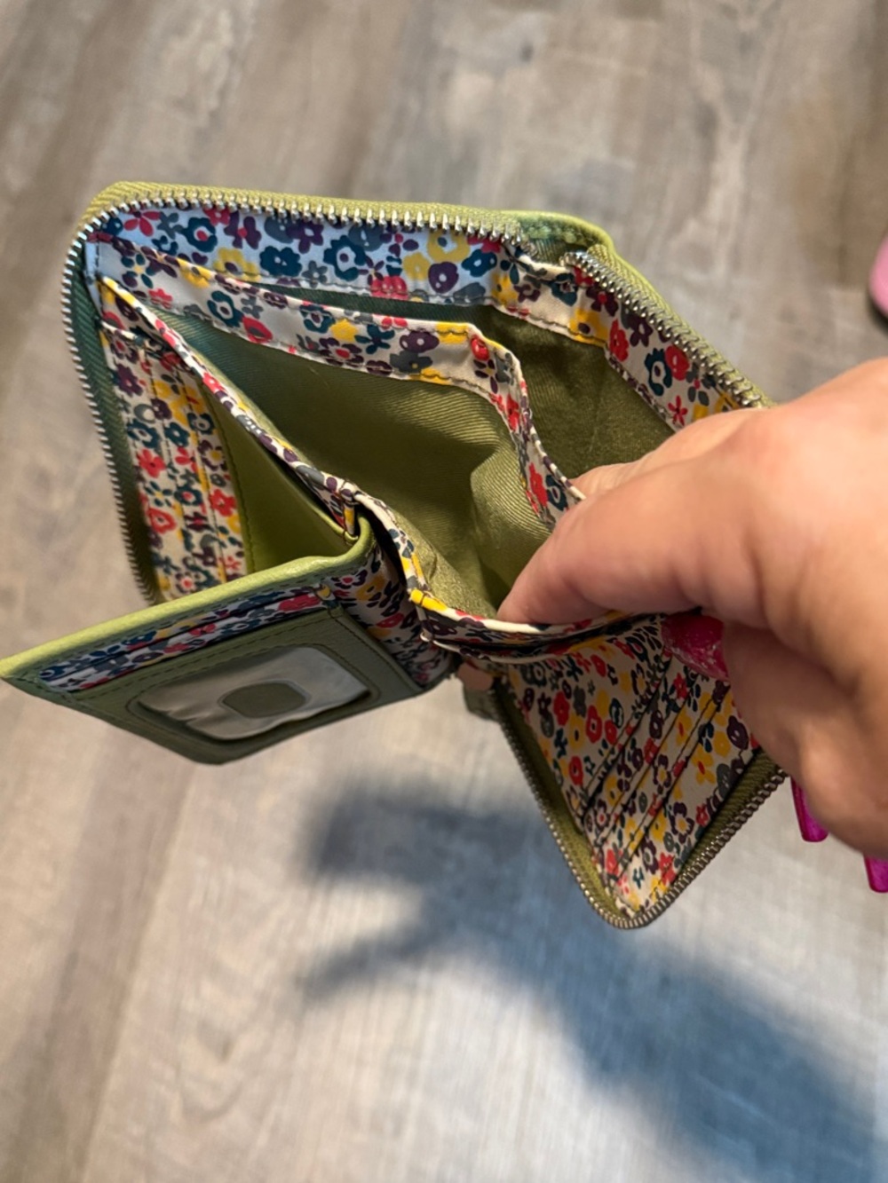 Vintage Fossil Avocado Green Leather Zip-Around Wallet with Floral Interior - Picture 7 of 7